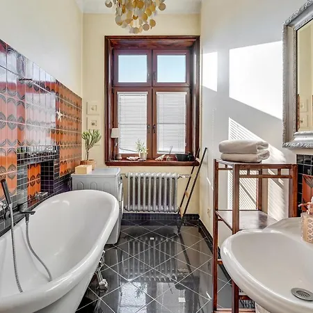 1925 Old Town Apartment *