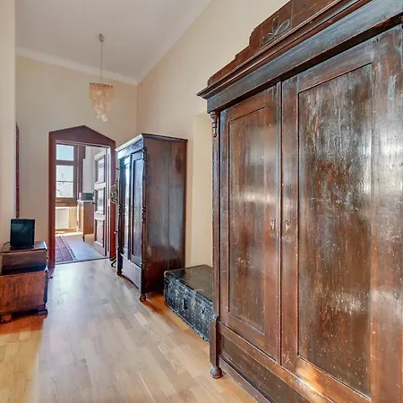 1925 Old Town Apartment