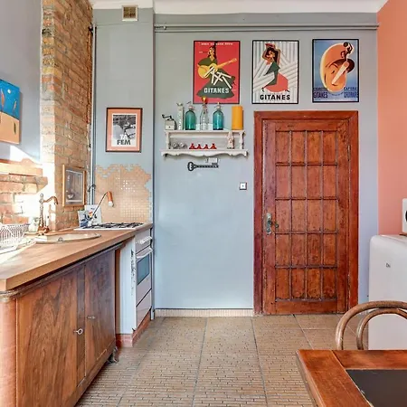 1925 Old Town Apartment *