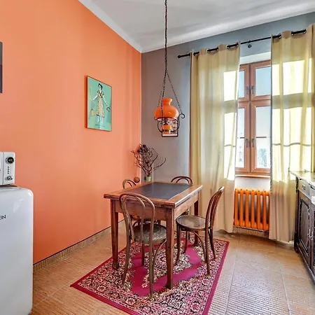 1925 Old Town Apartment