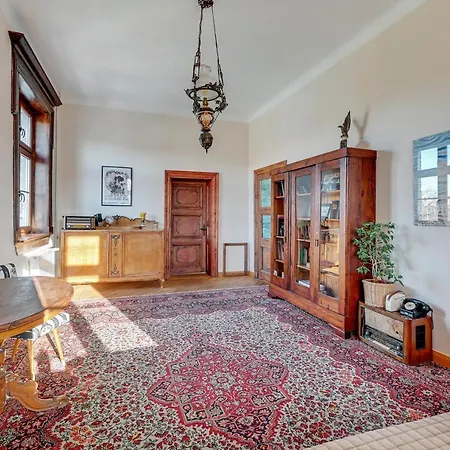 1925 Old Town Apartment *